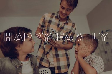 Genç adam gri Robot için iki küçük çocuğu getirdi. Ekose flanel. Ağabeyi. Ev boş. Çocuk tatil aktivitesi. Hafta sonu arkadaşım. Aile ilişkisi var. Oluşturucu oyuncak. Akıllı çocuklar.