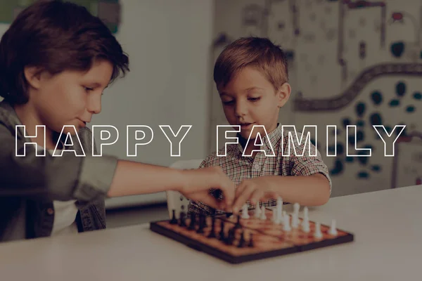 Zwei Gelangweilte Jungen Spielen Einem Tisch Schach Freizeit Hause Kinderferienprogramm — Stockfoto