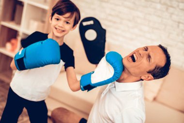 Duran çocuk. Baba ve oğlu boksör. Evde spor. Yukarı üç aylık dönemde sıcak. Boks malzemeleri elinde. Boks eldivenleri. Spor yapıyor. Dostum ve oğlum evde tren. Boks eldivenleri dairesinde çocuk. Küçük çocuk