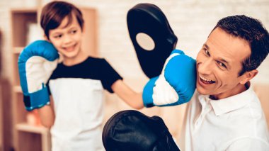 Çocuk ayakta kutusu raf. Baba ve oğlu boks. Evde spor. Yukarı üç aylık dönemde sıcak. Boks eldivenleri. Spor yapıyor. Dostum ve oğlum evde tren. Boks eldivenleri dairesinde çocuk. Küçük çocuk.