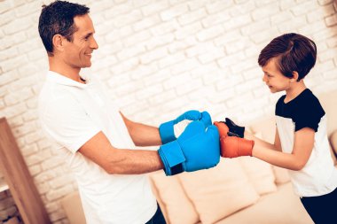 Adam baba ve oğlu boksör çocuk. Evde spor. Yukarı üç aylık dönemde sıcak. Birbirimize selamlıyorum. Boks eldivenleri. Spor yapıyor. Adam ve oğlan tren. Boks eldivenleri dairesinde çocuk. Consept sağlıklı.
