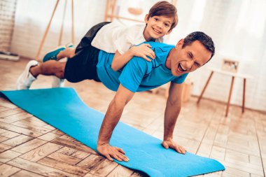 Ölçekler üzerinde duran çocuk. Baba ve oğul Spotting yapmak. Evde spor. Yukarı üç aylık dönemde sıcak. Jimnastik mindere yalan. Halter elinde. Boks eldivenleri. Spor yapıyor. Dostum ve oğlum evde tren. Salıncak basın. 