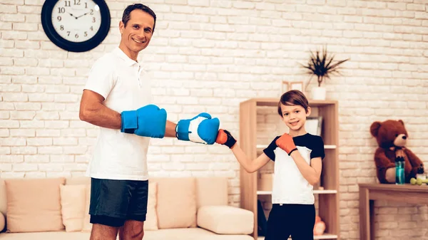 Fiú Állt Apa Fiú Boxer Sport Otthon Warm Negyedben Boksz — Stock Fotó