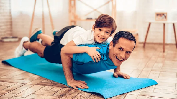 Jongen Staande Schalen Vader Zoon Doen Spotting Sport Thuis Warm — Stockfoto