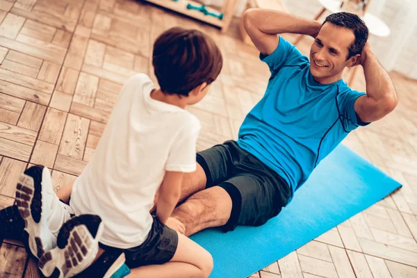 Junge Der Auf Waage Steht Vater Und Sohn Machen Spotting — Stockfoto