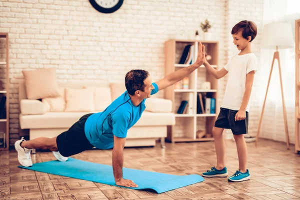 Jongen Staande Schalen Vader Zoon Doen Spotting Sport Thuis Warm — Stockfoto