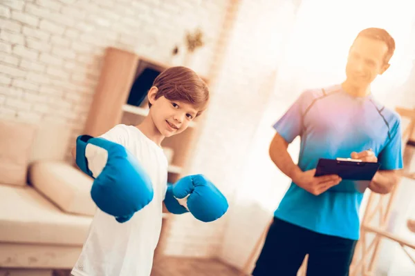 Boy Standing Scales Father Son Spotting Sport Home Warm Quarter — Stock Photo, Image