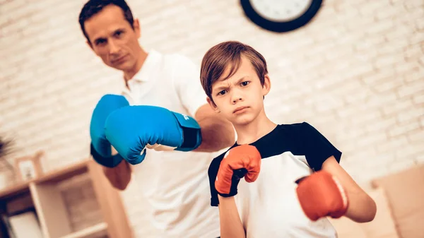 Junge Steht Boxring Sport Hause Aufwärmen Viertel Tablette Der Hand — Stockfoto