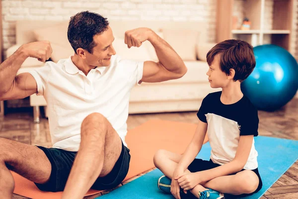 Een Weergegeven Boy Spieren Sport Thuis Warm Kwartaal Liggend Gymnastiekmat — Stockfoto