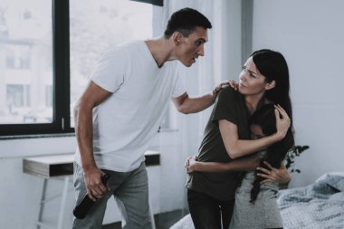 Karısı ve kızı odasında, babası çığlıklar. Öfkeli koca giyer Casual elbise azar ve amaçları darbe kadın ve çocuk gri T-Shirt giyiyor. Aile çatışma ve ilişki sorunları kavramı