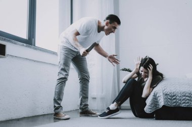 Kızgın adam bıçak ve çığlıklar karısı evde tutar. Gri yatak yakın katta oturan kadın korkuyla baş çığlıkları tokalar. Evli çift parlak yatak odasında savunuyor. Kavga ve aile içi şiddet kavramı