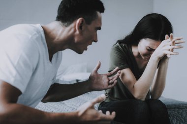 Kavga sırasında eş ağlıyor, öfkeli koca bağırır. Kadın başı elleri ile çatışma adamla evde vardır tutar. Çift yatağa oturan ve savunarak. Aile ilişki sorunları