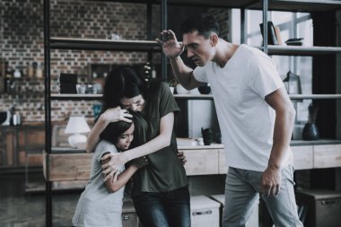 Korkuyorum Anne kızı kötü babadan korur. Kızgın koca rahat kıyafetler amaçları darbe eş ve çocuk azarı raf yakınındaki büyük mutfakta giyer gri T-Shirt giyiyor. Aile çatışma kavramı