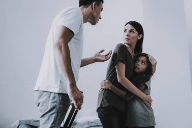 Kızgın adam karısı ve kızı ile korkmuş savunarak. Babası giyer Casual kadın ve çocuk odasında çığlıklar amaçları darbe giysiler. Aile çatışma ve ilişki sorunları kavramı