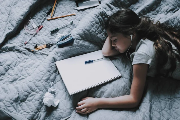 Dziewczyna Spadła Asleep Pracując Łóżku Szary Piękne Dziecko Sobie Ubranie — Zdjęcie stockowe