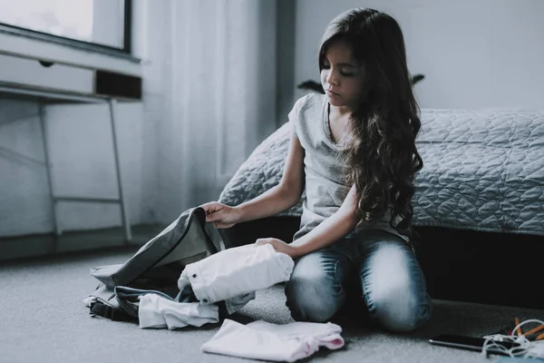 Linda Chica Bolsa Embalaje Sienta Piso Dormitorio Niño Pelo Negro — Foto de Stock