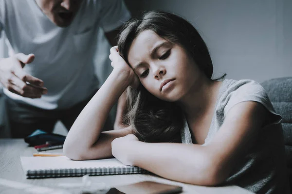 Menina Senta Mesa Enquanto Pai Grita Retrato Caucasiano Cabelos Escuros — Fotografia de Stock