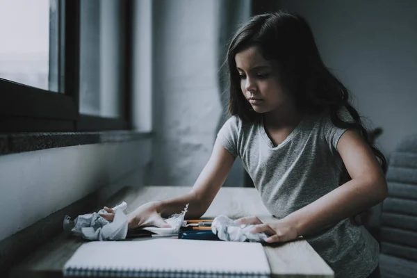 Chica Triste Sienta Mesa Tiene Probem Con Tarea Retrato Niño — Foto de Stock