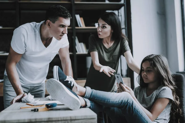 Girl Uses Smartphone Ignors Parents Scolding Indifferent Caucasian Dark Haired — Stock Photo, Image