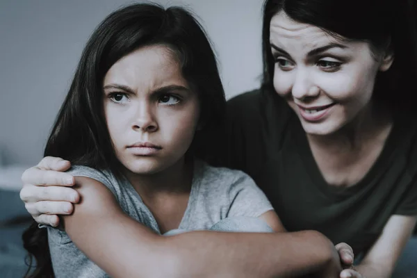 Madre Abraza Chica Indiferente Sonríe Retrato Abrazos Mujer Hijita Morena — Foto de Stock