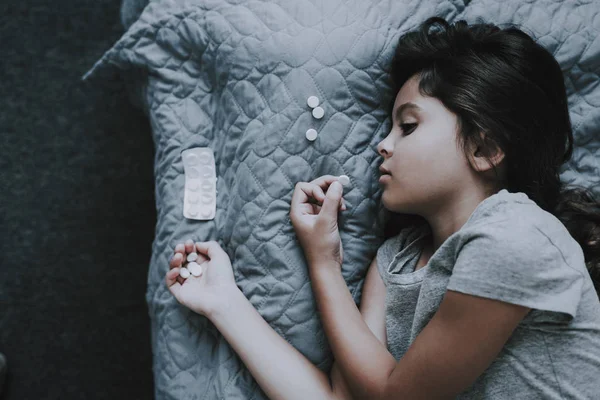 Girl Took Large Dose Tablets Lies Bed Closeup Little Dark — Stock Photo, Image