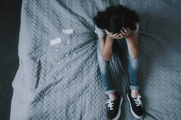 Κάτοψη Του Κοριτσιού Που Κάθεται Στο Κρεβάτι Διάσπαρτα Χάπια Μικρό — Φωτογραφία Αρχείου