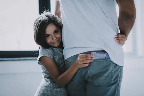 Chica Abrazos Padre Roba Dinero Vaqueros Bolsillo Smiling Little Caucasian — Foto de Stock