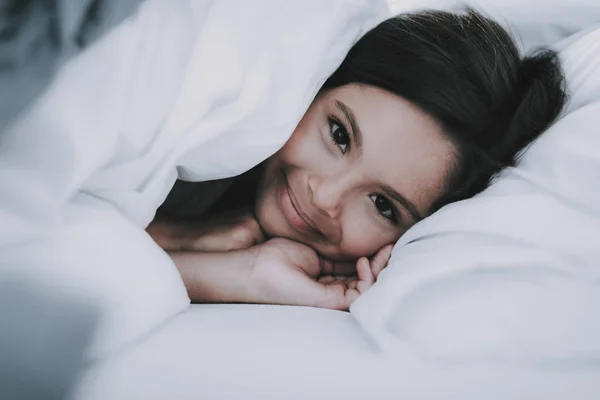 Niña Acostada Debajo Una Manta Una Cama Blanca Primer Plano — Foto de Stock