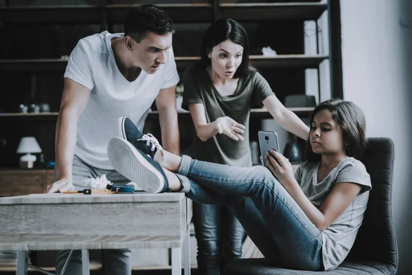 Girl Uses Smartphone Ignors Parents Sregding Inglés Indiferente Caucásico Oscuro — Foto de Stock