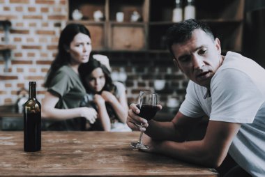 Anne ve çocuk, sarhoş Babam mutfakta bak. Adam Modern Oda tutun bardak şarap döner ve utanç ile uzak görünüyor sandalyeye oturur. Karısı Hugs ve çocuğu korur. Alkolizm kavramı
