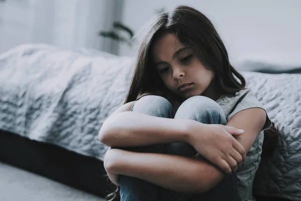 Surullinen Tyttö Käärii Jalat Istuu Lattialla Makuuhuoneessa Lähikuva Muotokuva Frowning — kuvapankkivalokuva