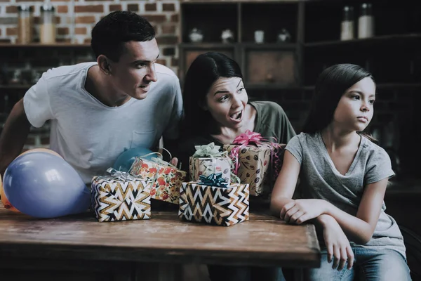 Los Padres Dan Regalos Hija Indiferente Madre Sonriente Padre Felicitan — Foto de Stock