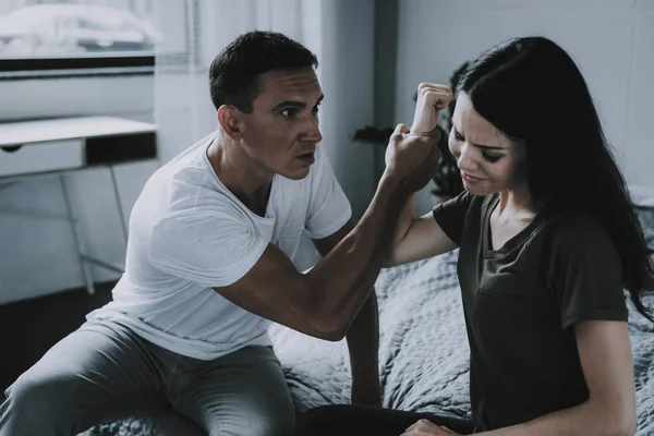 Combatti Quarrel Tra Donna Uomo Casa Ritratto Coppia Sposata Seduta — Foto Stock