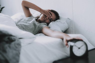 Kız hemen hemen uyanır ve Alarm sabah çeker. Grayt-gömlek giymiş siyah saçlı sevimli çocuk Alarm beyaz keten tutar el ile yatakta yakınındaki kafasına uyur. Sabah kavramı