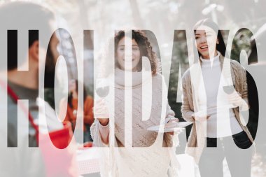 Beyaz adam görüşmeler Barbekü arkadaş grubu. Gülümseyen arkadaşlar eğlenmeye mı. Birlikte dinleniyor. Güneşli bir gün. Kazak hava. Dış rahatlatıcı etkinlik kavramı. Tatil şirket Toplantı.