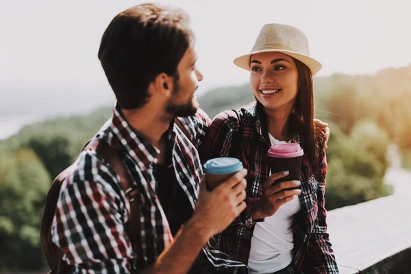 Happy Couple Sitting Ledge Drinking Coffee Young Man Woman Backpacks — Stock Photo, Image