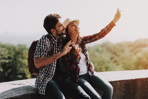 Casal Sentado Borda Concreto Levando Selfie Homem Jovem Mulher Atraente — Fotografia de Stock