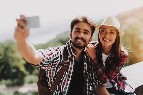 Couple Sitting Concrete Ledge Taking Selfie Young Man Attractive Woman — Stock Photo, Image