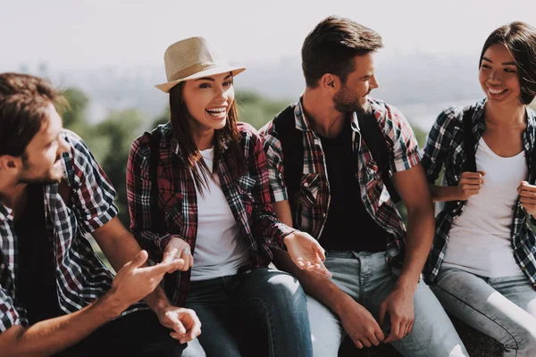 Young Smiling People Backpacks Park Group Happy Friends Sitting Together — Stock Photo, Image