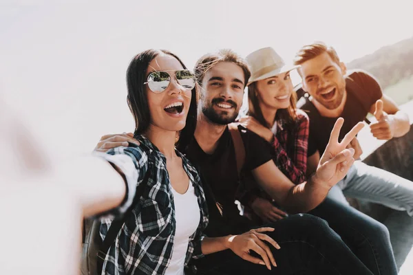 Mladá Usmívající Lidé Sedí Parku Selfie Skupina Mladých Přátel Batohy — Stock fotografie
