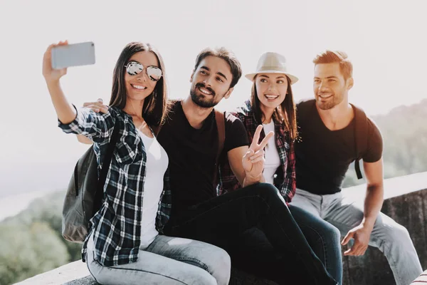 Jóvenes Sonrientes Sentados Parque Tomando Selfie Grupo Jóvenes Amigos Con — Foto de Stock