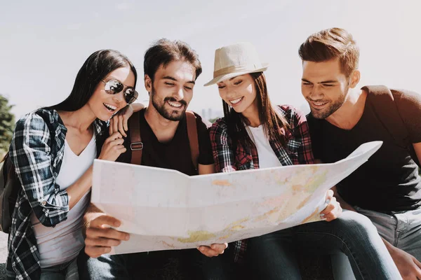 Kağıt Harita Tutan Genç Gülümseyen Insanlar Grubudur Mutlu Seyahat Etmek — Stok fotoğraf
