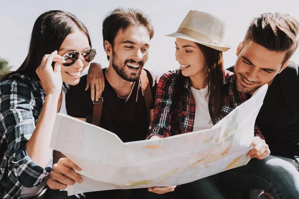 Group Young Smiling People Holding Paper Map Casualy Vistió Viajeros — Foto de Stock