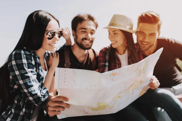 Kağıt Harita Tutan Genç Gülümseyen Insanlar Grubudur Mutlu Seyahat Etmek — Stok fotoğraf