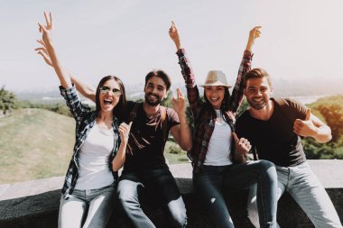 Sırt çantaları Park gençlerle heyecanlı. Mutlu gülümseyerek eğlenceli birlikte açık havada olan arkadaş grubu. Genç gezginler yaz güneşli gün zevk. Seyahat, dostluk ve insanlar kavramı