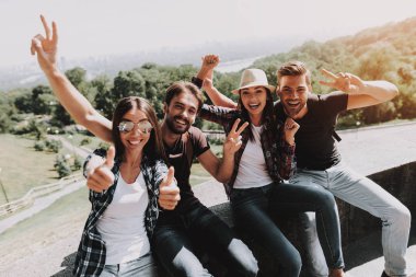 Sırt çantaları Park gençlerle heyecanlı. Mutlu gülümseyerek eğlenceli birlikte açık havada olan arkadaş grubu. Genç gezginler yaz güneşli gün zevk. Seyahat, dostluk ve insanlar kavramı