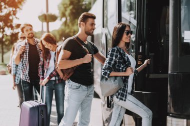 Gençler yatılı Seyahat Otobüs grubu. Mutlu yolcuları sırasındaki onların dönüş otobüs girmek için bekleyen Bagaj Holding ayakta. Seyahat, turizm ve insanlar kavramı. Yaz tatili