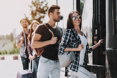 Gençler yatılı Seyahat Otobüs grubu. Mutlu yolcuları sırasındaki onların dönüş otobüs girmek için bekleyen Bagaj Holding ayakta. Seyahat, turizm ve insanlar kavramı. Yaz tatili