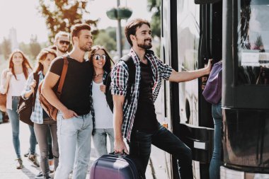 Gençler yatılı Seyahat Otobüs grubu. Mutlu yolcuları sırasındaki onların dönüş otobüs girmek için bekleyen Bagaj Holding ayakta. Seyahat, turizm ve insanlar kavramı. Yaz tatili