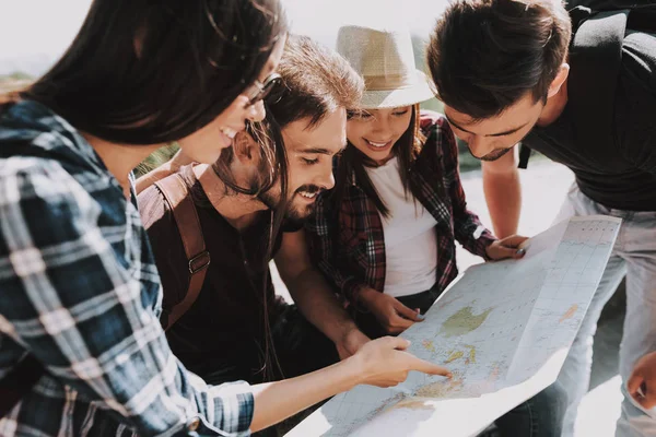 Grupo Jovens Sorrindo Pessoas Segurando Mapa Papel Casualy Vestiu Viajantes — Fotografia de Stock